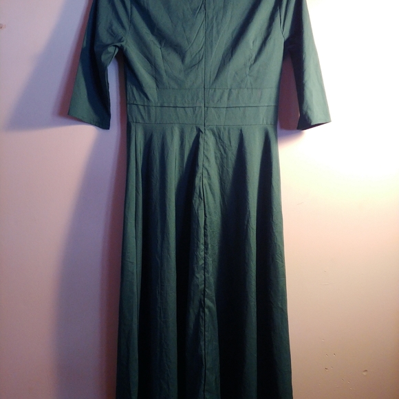 Beautiful Green Flowy Dress - Picture 4 of 4